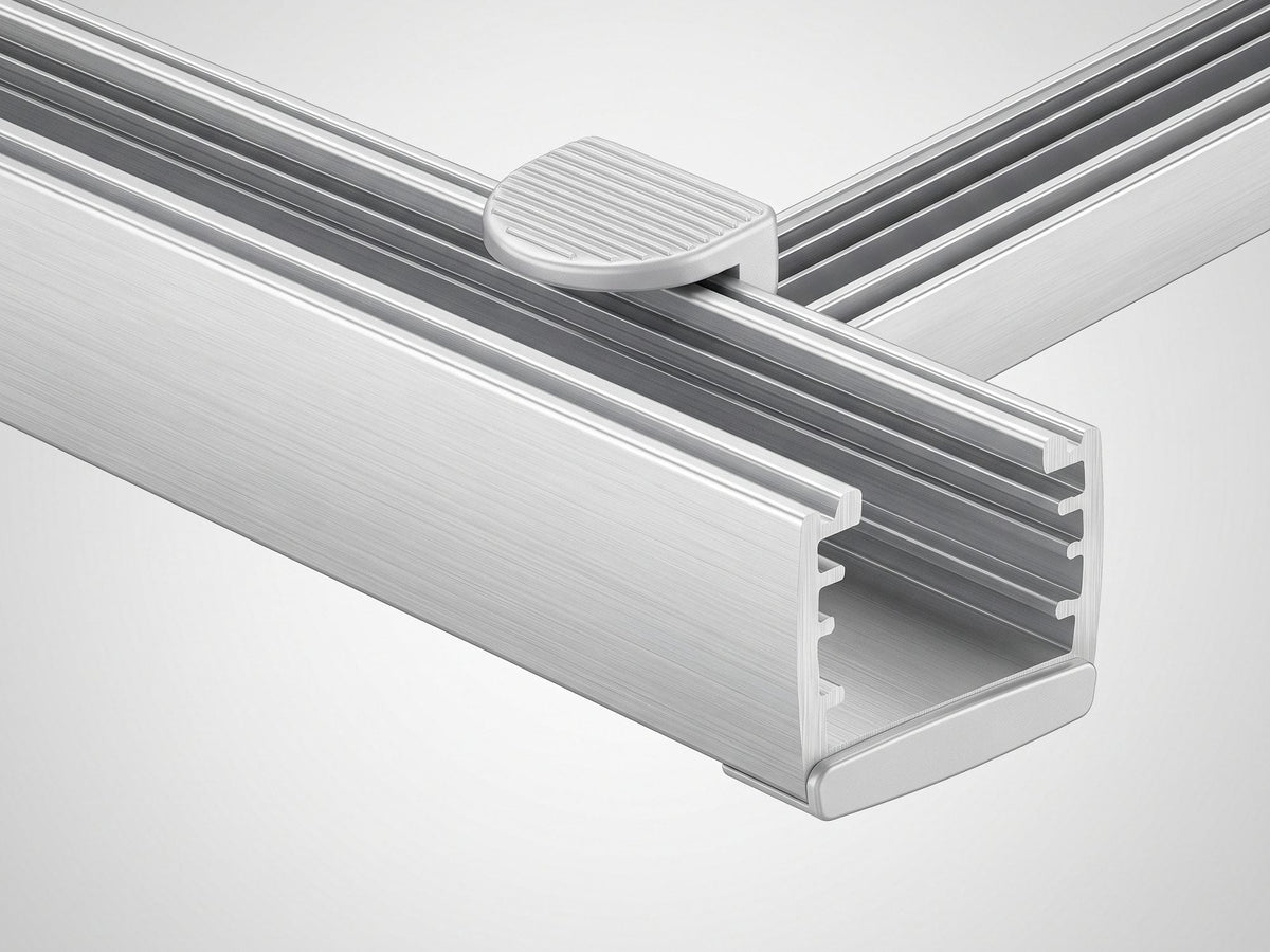 Aluminium-Profil der Oberschiene im Querschnitt, 22 mal 16 Millimeter