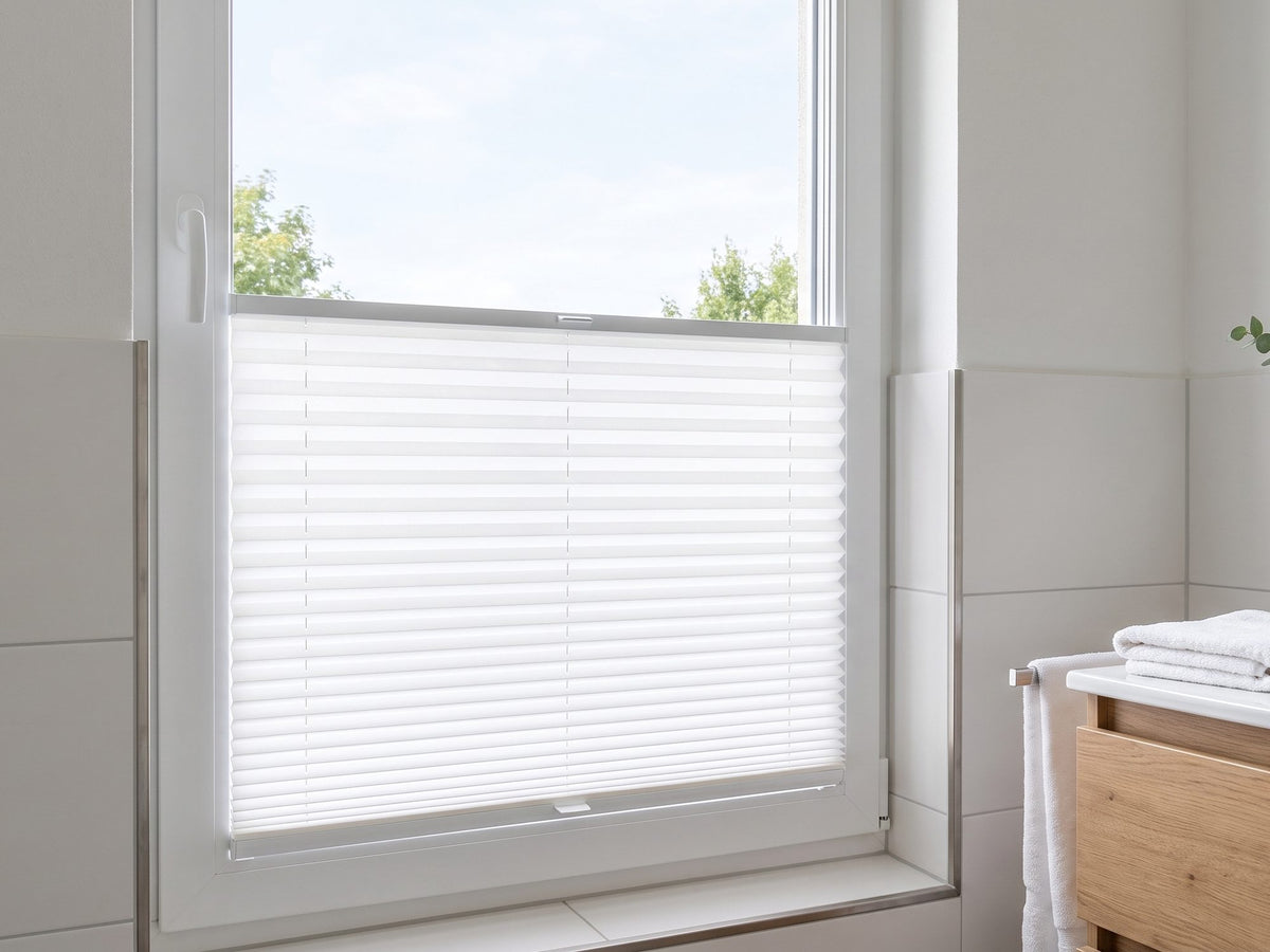 Badezimmerfenster mit weißem Plissee, unten blickdicht, oben freies Glas