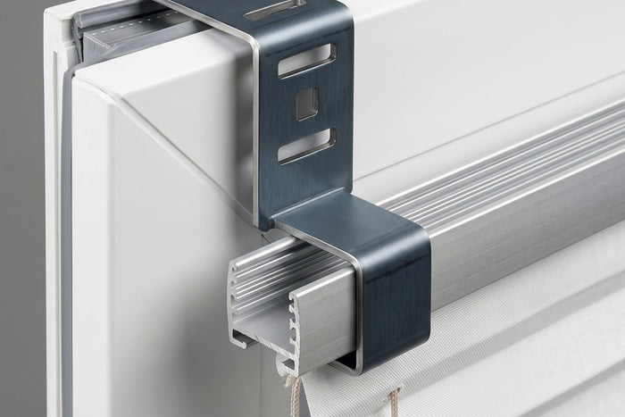 Verschraubter Stahlwinkel trägt die Oberschiene an der Wand neben dem Fenster