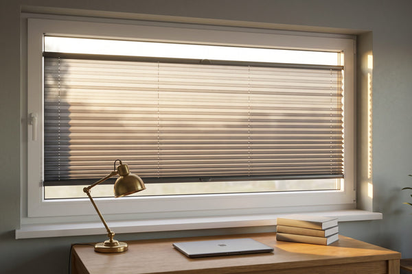 Arbeitsplatz im Gegenlicht, Plissee dämpft die Sonne über dem Schreibtisch